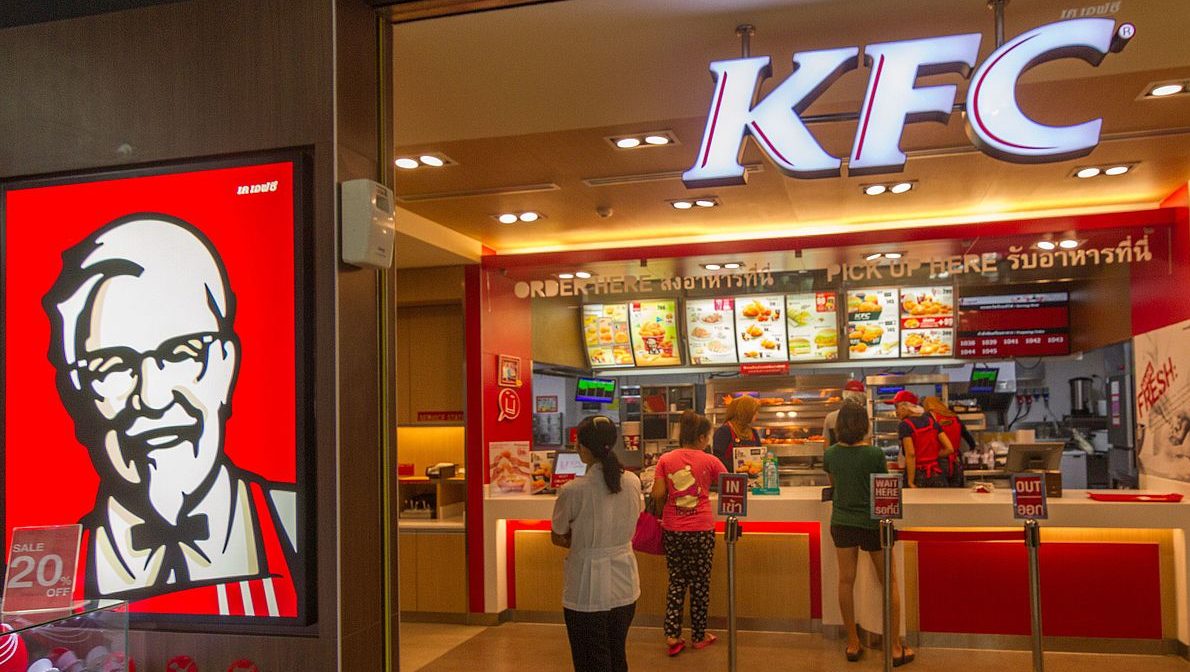 Kfc казанский. KFC Казанский вокзал. KFC В Англии. КФС внутри Казанского вокзала. KFC Казань.