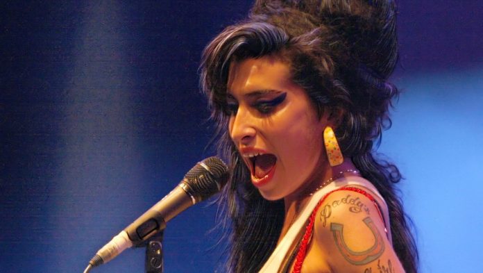 amy winehouse with microphone