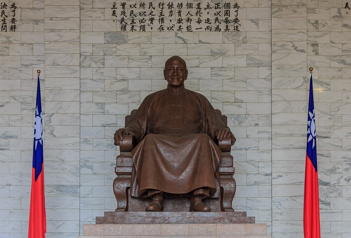 Photo of a bronze statue of Chiang Kai-shek in the Chiang Kai-shek Memorial Hall in Taiwan.
