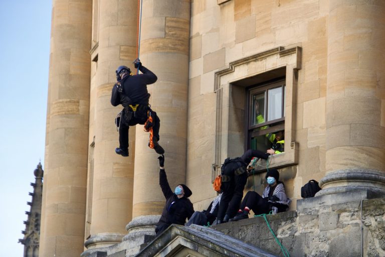 Abseiling police arrest Radcliffe Camera protesters