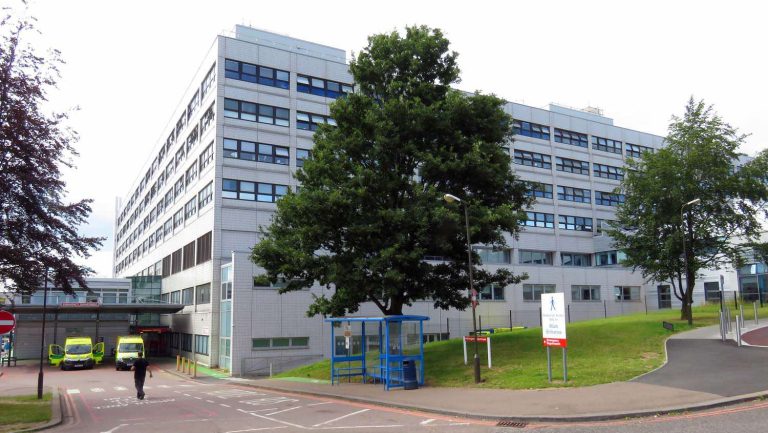 Hundreds of women call for inquiry into maternity care at Oxford University Trust hospital
