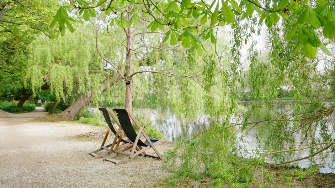 Worcester lake and deck chairs