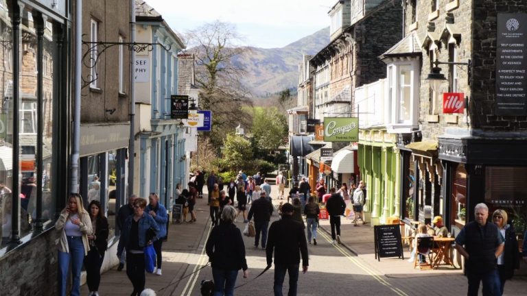 Hoa hoa hoa season: An analysis of the small town aesthetic