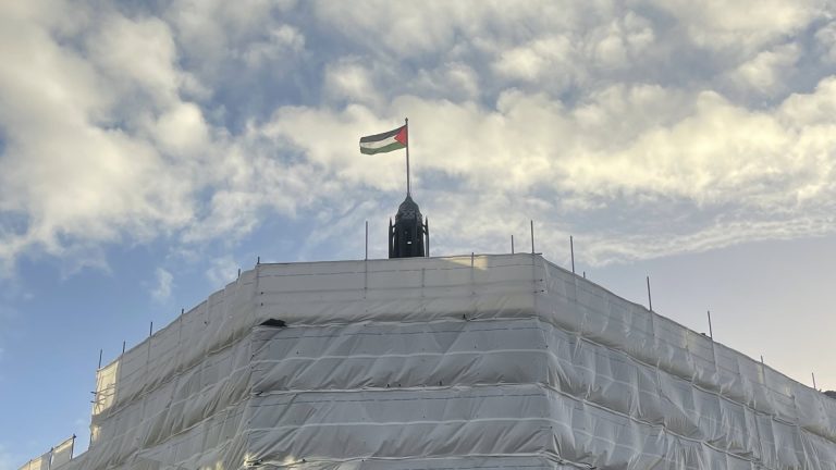 Oxford Town Hall flies Palestine flag for Ramallah Mayor visit